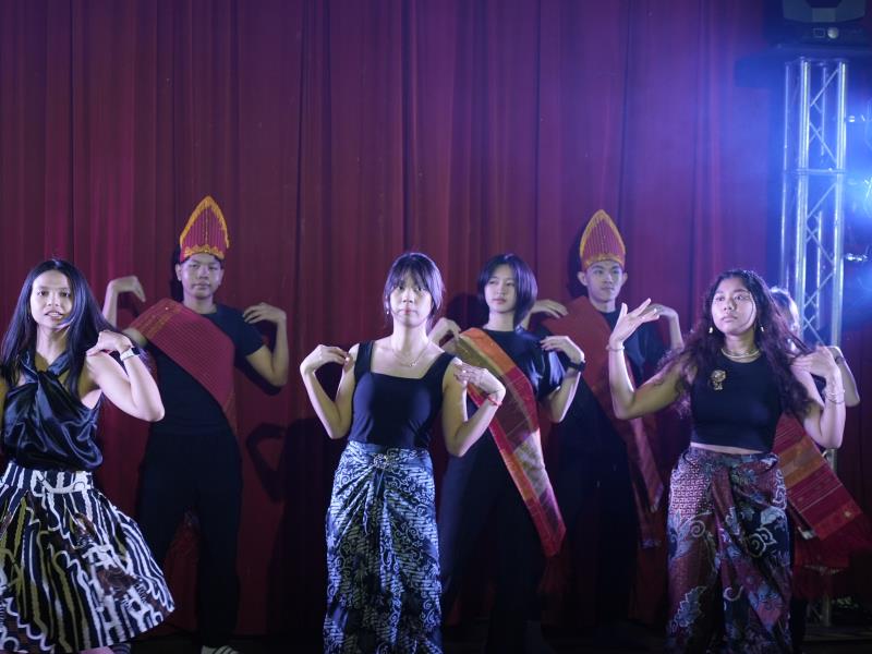 華梵大學國際學生帶來精彩的舞蹈表演。