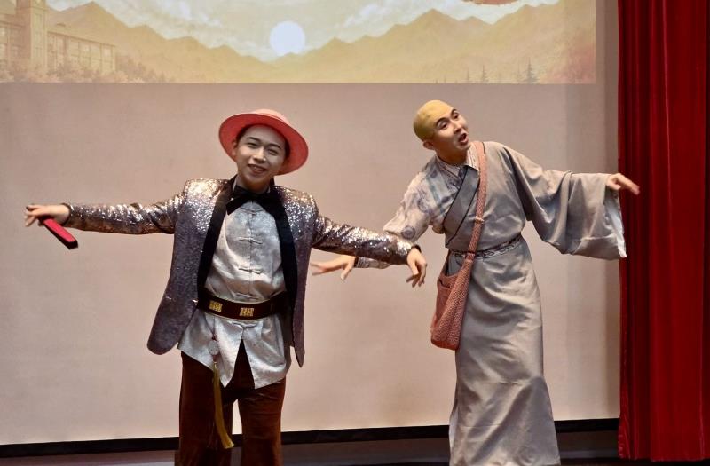 全台首演脫口秀《華人的典範來也》為華梵大學新鮮人獻上祝福。