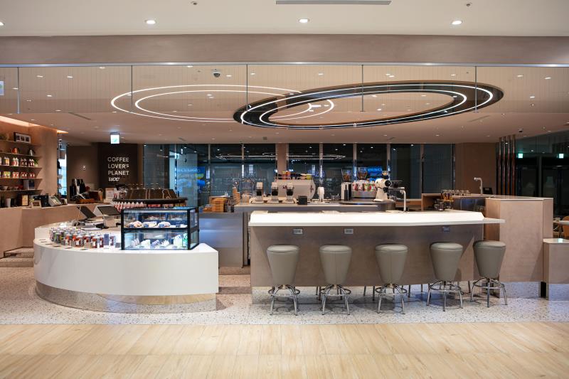 COFFEE LOVER's PLANET 台北Garden City店_中島式吧台，讓「沖煮」成為一幕幕可被觀看的日常風景