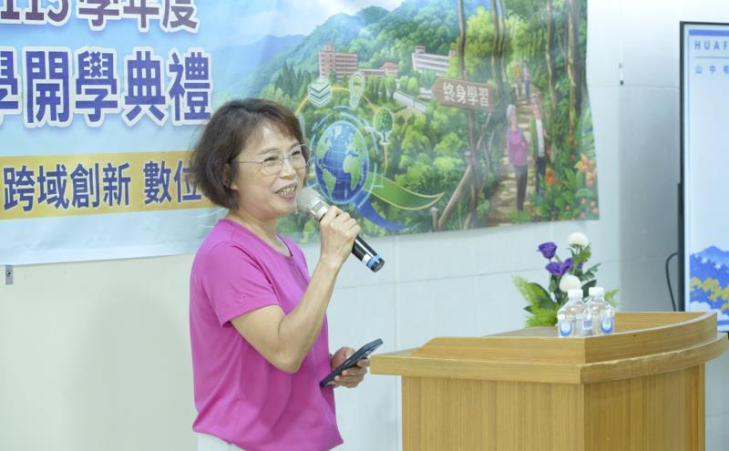 50+的華梵大學智慧生活設計學系四年級范愛嫻向30+新生分享求學故事。
