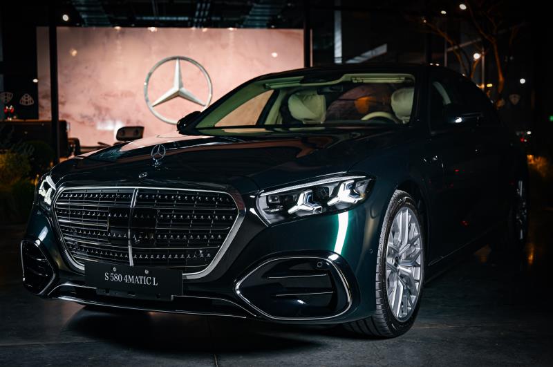 S-Class 全車系標配極線發光水箱護罩，面積擴大 20%並點綴3D 立體鍍鉻星芒。