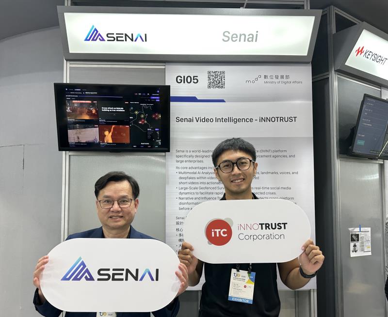 跨國科技外商 SenAl 於國際展區 GI05 攤位展出。台灣區代理商英非達科技顧問 Kevin （左）。