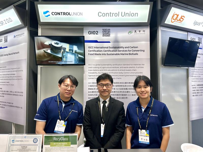 荷商Control Union 於國際展區 GI02攤位展出。Control Union 執行長尚曾德（中）。