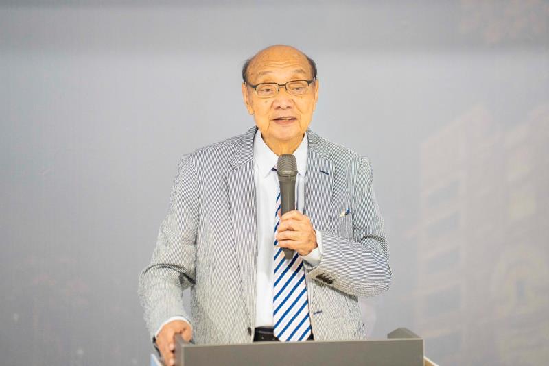 東吳大學唐松章董事長致詞時表示，學校投入AI跨域資源，培育更多全方位的人才。