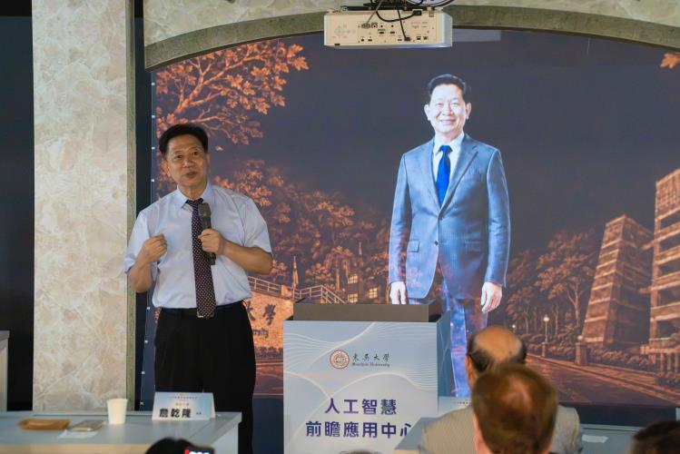 東吳大學詹乾隆校長與虛擬人「東吳Avatar小詹校長」同框。