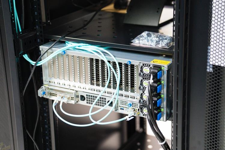 NVIDIA H200 AI伺服器。