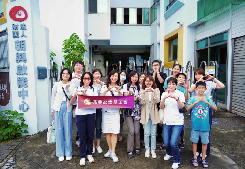 中秋送禮做公益 兆豐金控志工暖心包裝禮盒 攜手8家社福團體 採購逾700盒愛心禮盒送暖偏鄉