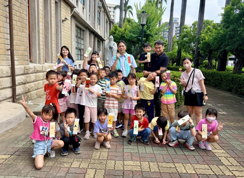 臺南市立人國小舉行「孔子銅像揭幕暨敬師祭孔典禮」
