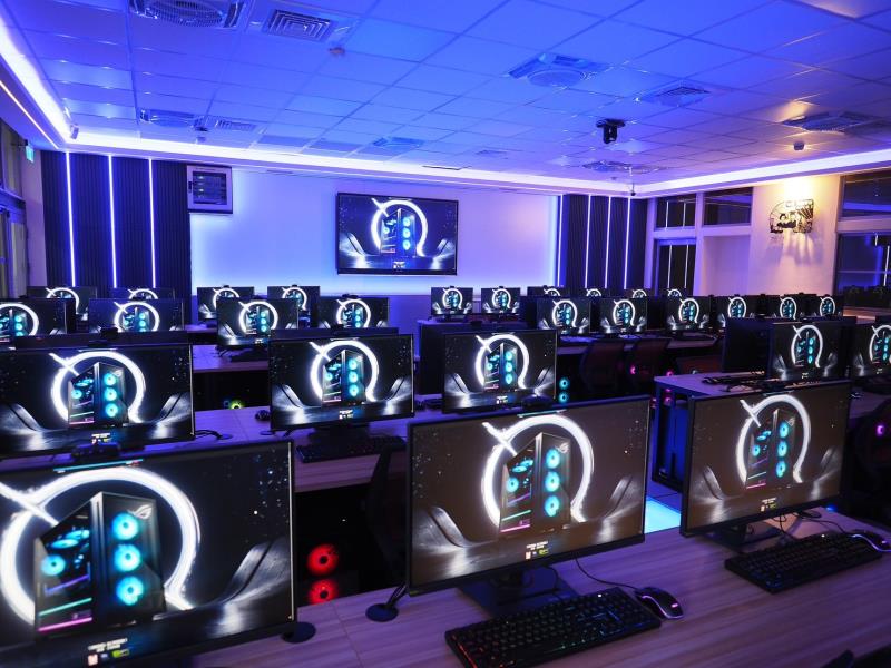 東海大學建置AI PC教室，讓學生透過實作學習AI工具。
