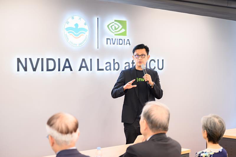 邾亦為表示，AI正從聊天、推理快速發展至Agentic AI，未來學生需要掌握新的AI知識與工作流程。