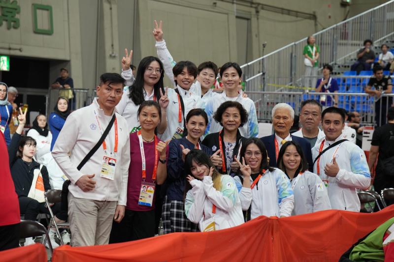 中華傳統文化弘揚孝道總會總會長張朝國（第二排右2）日前與亞運選手合影。