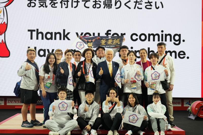 中華傳統文化弘揚孝道總會總會長張朝國（第二排右3）日前與亞運選手合影。