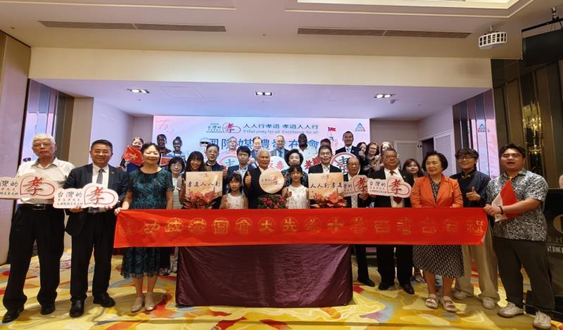 年度盛事「台灣的孝-萬人孝親洗腳活動」將於11日於總統府前廣場舉辦，大會總會長張朝國（前排中）跟與會人員合影。