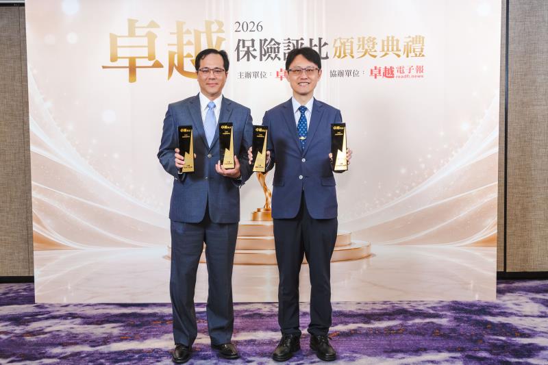 臺銀人壽榮獲卓越保險評比「卓越產品創新獎」、「卓越ESG永續金融獎」、「卓越社會公益獎」及「卓越風險管理獎」等4項大獎，董事長張志宏(右)及林聖倫副總經理(左)代表領獎。
