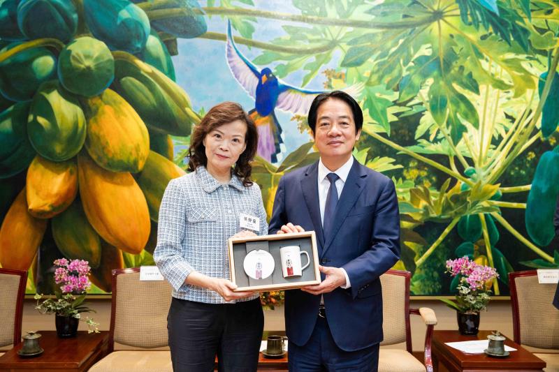 總統表揚生技金質獎 東洋總座侯靜蘭籲：公私協力打造新護國神山