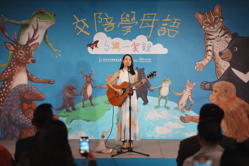 金曲歌手米莎開場演唱歌曲〈揚蝶仔路〉。