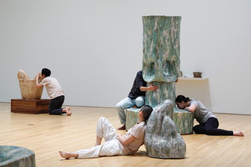 日本藝術家西條茜作品參考，圖為丸亀市猪熊弦一郎現代美術館個展照片。圖片來源：Akane Saijo, courtesy of the artist・Photo_ Takeru Koroda.png。