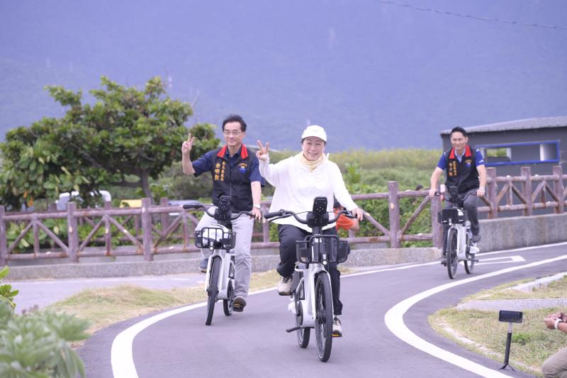 徐縣長親自與施工單位及相關局處騎乘自行車沿途巡視相關工程
