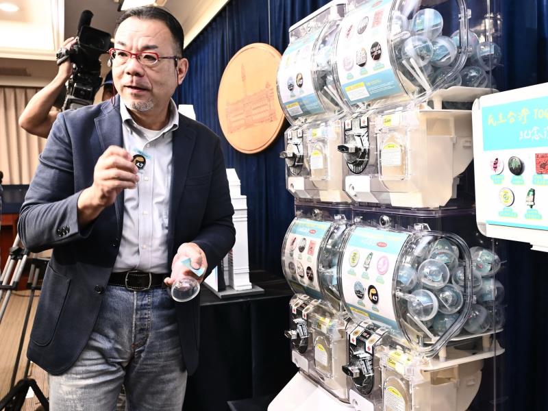 今年光雕展將於凱道設置扭蛋機，沈昭良主任親自體驗，扭出「民主台灣紀念徽章」。（沈昭良提供）