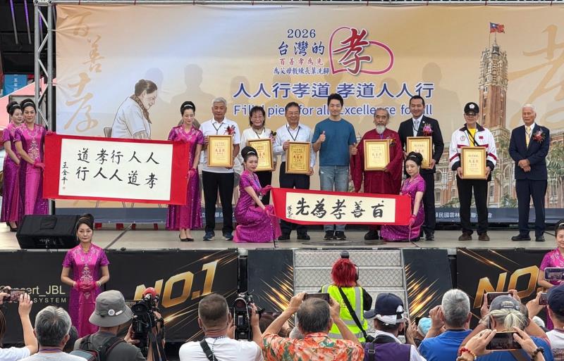 萬人俯首謝親恩 凱道孝親洗腳奉茶 亞運國手攜手傳遞孝