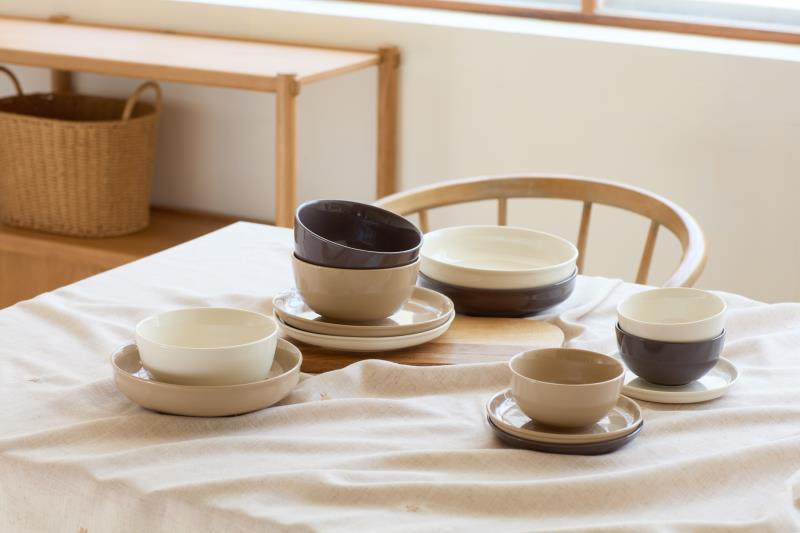 「PALETTE強化瓷12件餐具組」包含 4 人份的日常餐食配置，亮面釉色不易殘留油污與醬汁，大地中性色系完美搭配各類家常料理。