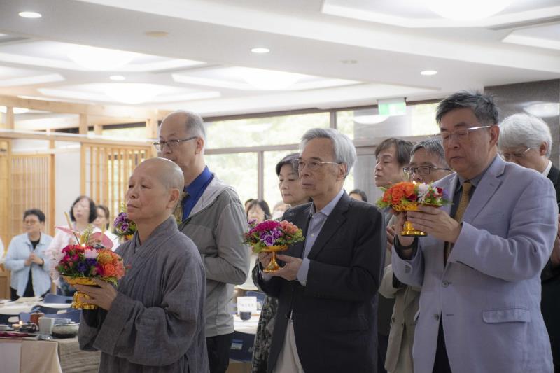 華梵大學董事長悟觀法師（前排左一）帶領李天任校長（右）與李復甸董事（中）等師生進行三具足供養。