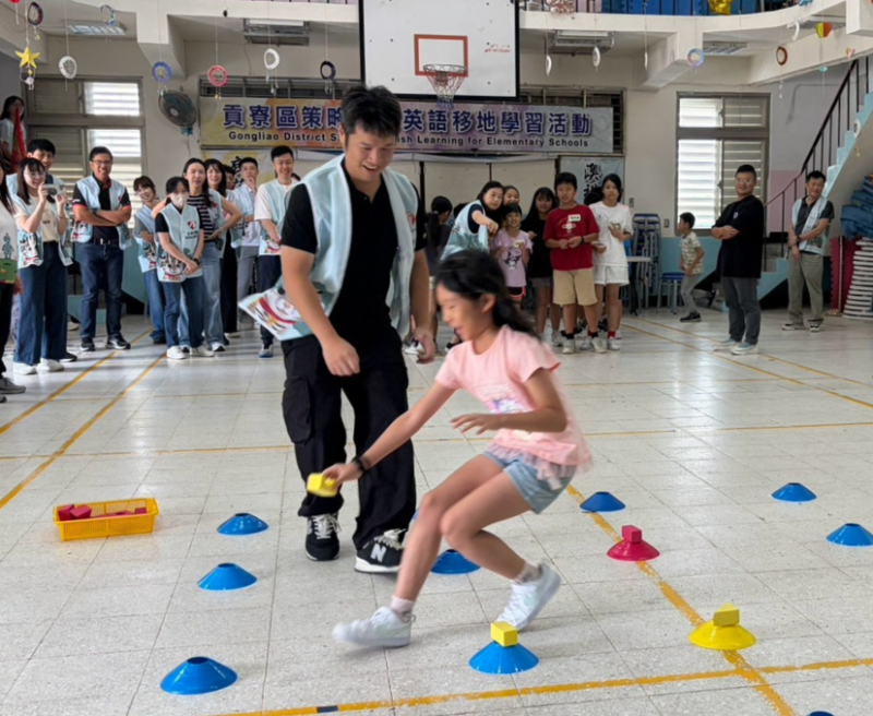 志工與小朋友透過動感趣味的團康遊戲破冰