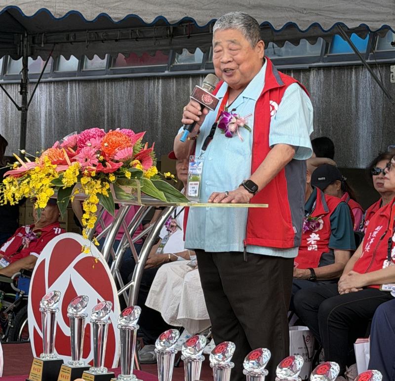 老盟理事長方力脩致詞時祝福所有的高齡長輩都能過得健康快樂。(圖/張麗鵑)