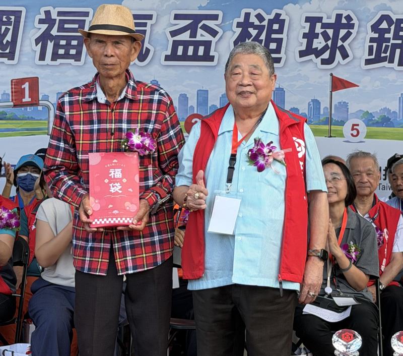來自屏東縣的92歲林主驄老先生(左)，是全場最高齡的參賽者。(圖/張麗鵑)