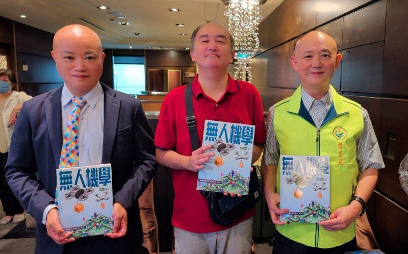 左一楊聰榮博士。