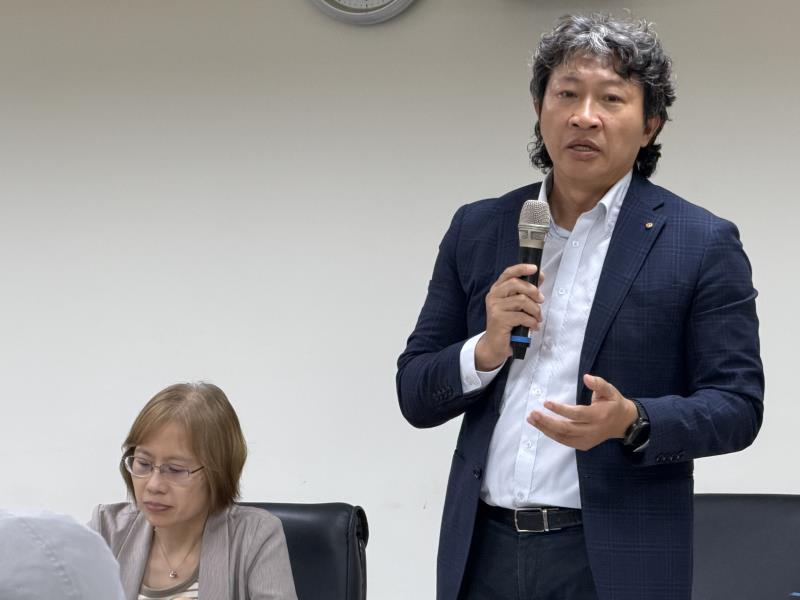 記者會現場特別邀請新北市旅館商業同業公會理事長陳建揚（站立者）分享第一線觀察。（圖／張麗鵑）