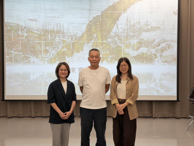 開幕合影(左至右：李秉真代理處長、張哲銘藝術家、國立臺灣美術館陳貺怡館長。臺北市藝文推廣處提供)
