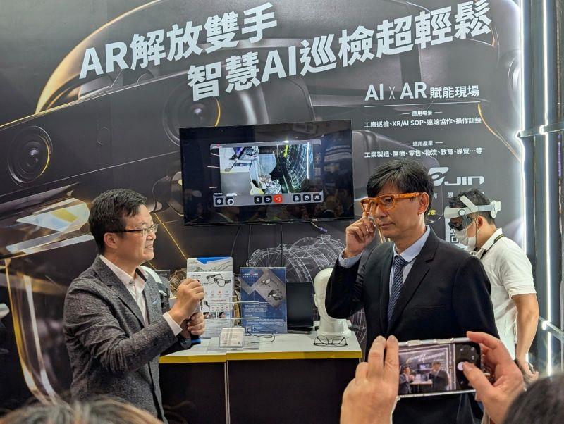 產發署長邱求慧戴上佐臻AR眼鏡體驗。