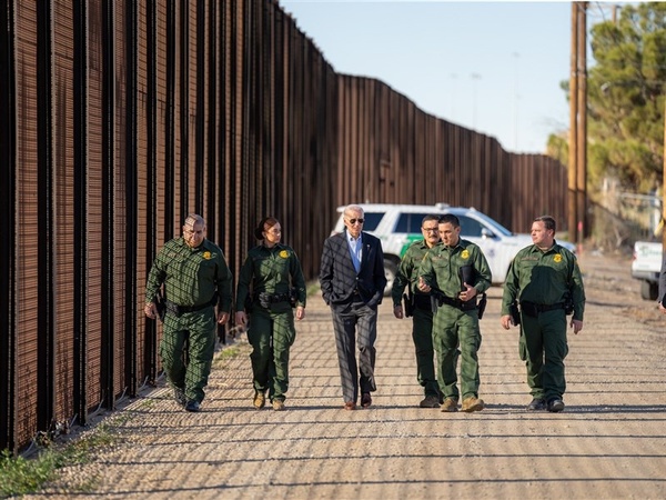 拜登就任2年首度造访美墨边境 移民议题难解