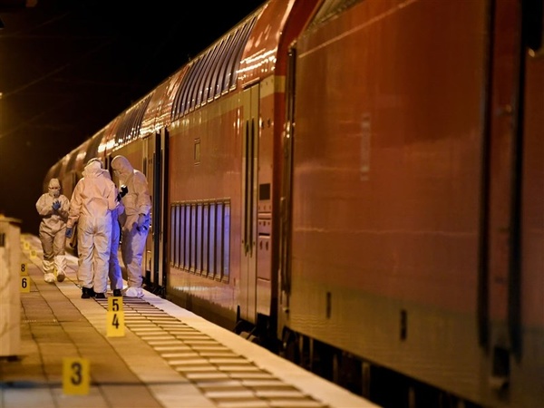 德国北部火车爆持刀攻击2死7伤 嫌犯遭逮捕送医