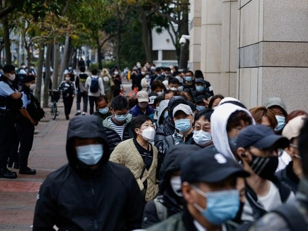 香港國安法上路後最大案開審47泛民人士 百人排隊等旁聽