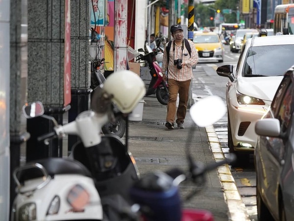 台灣遭批行人地獄 王國材：加強清除人行道騎樓障礙