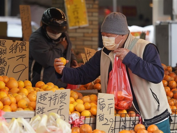 3月消費者信心指數連3升 學者憂升息與漲電價衝擊