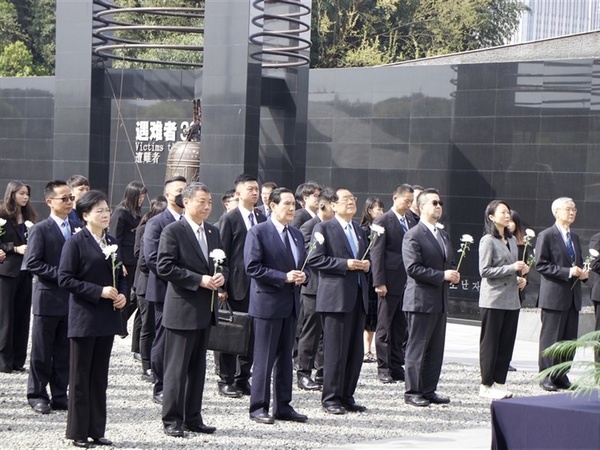 马英九参观南京大屠杀纪念馆：历史不可遗忘