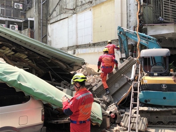 台中市2层楼房屋倒塌3民众受困 救出1人命危送医