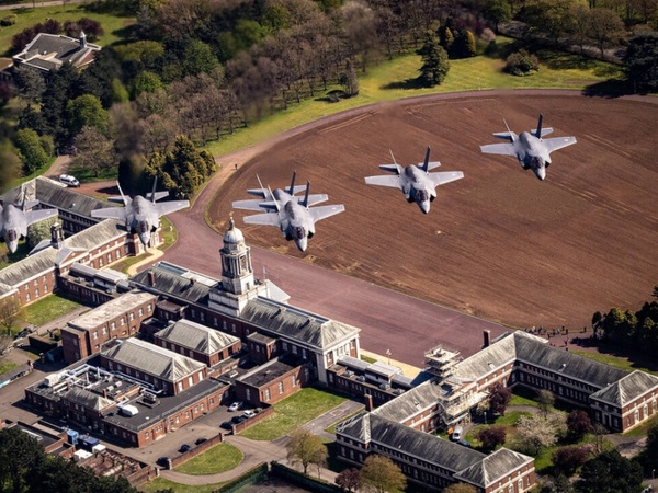 查爾斯三世加冕逾萬壯盛軍容 英國空軍出動最高速運輸機