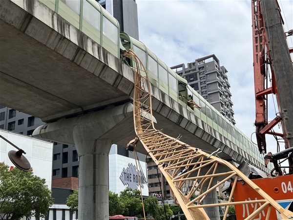 不斷更新／台中捷運列車遭施工吊臂壓中 1命危8傷