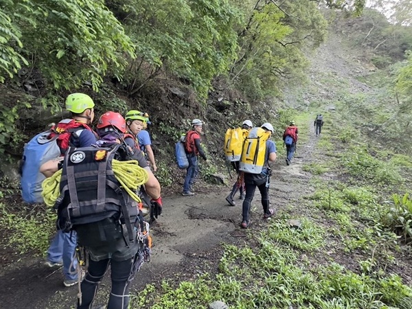 屏東飛龍瀑布10人溯溪遇大雨受困 5待援5失聯