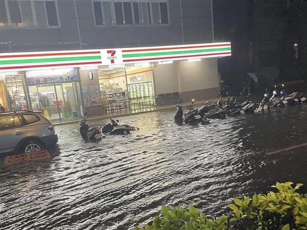 雨襲桃園南山路一度淹半個輪胎高、整排機車泡水 初判排水孔阻塞
