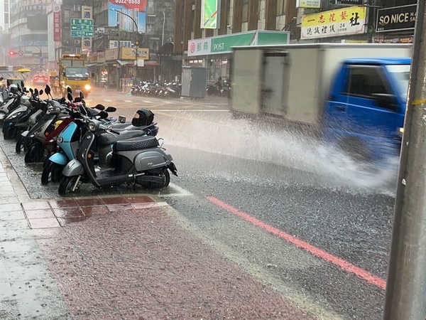 豪雨狂炸 新北三重板橋部分路段積水一度達腳踝