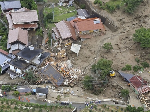 影片／日本九州北部大雨6死3失聯 耶馬溪橋石欄杆沖毀