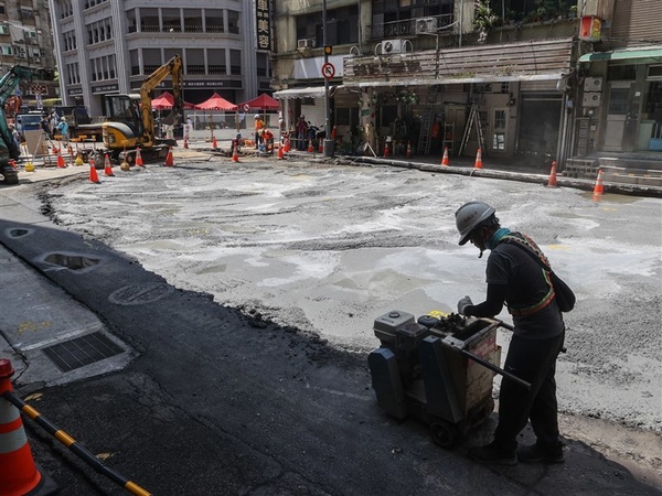 北市南京西路天坑路面刨鋪 雷達檢測若無異狀12日下班前可通車