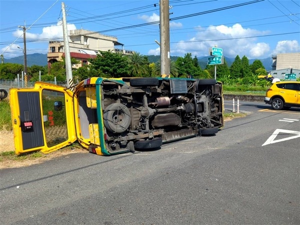 宜蘭娃娃車與計程車相撞 16人輕傷送醫