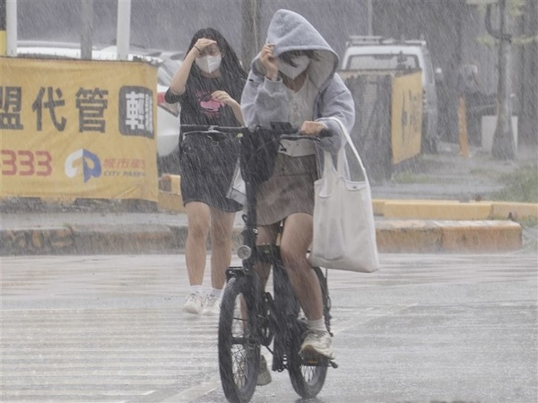 颱風泰利外圍雲系影響屏東台東防豪、大雨 19日前各地留意劇烈天氣
