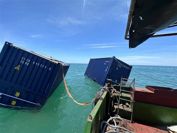 天使輪高雄外海沉沒將抽油防污 貨櫃打撈估需4至5天